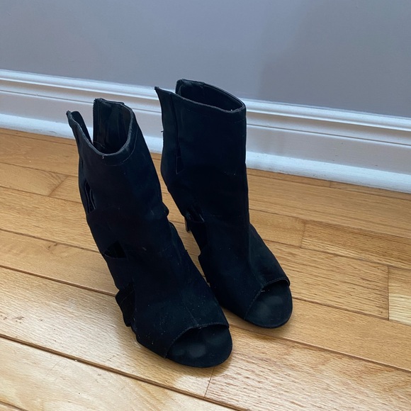 Open Toe Healed Boot - Picture 2 of 5